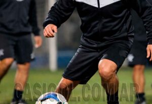 BOMBAZO EN EL FÚTBOL DE VETERANOS: RACING DE CASTEX SUMA UN REFUERZO TOP 222-RACING-.ENTRENA